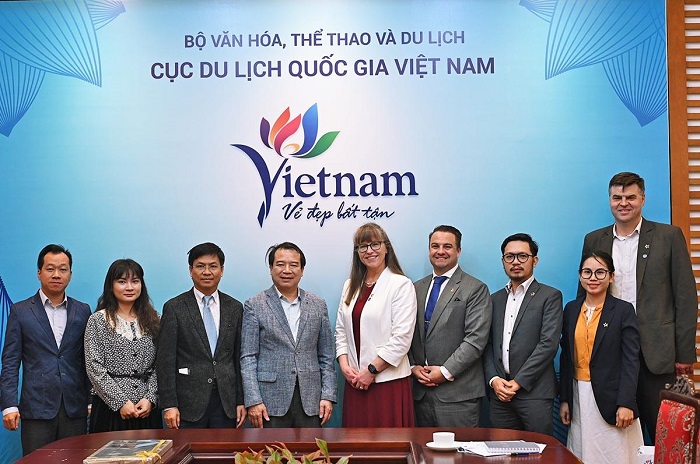Cơ quan Thương mại - Đầu tư Chính phủ Australia chụp hình lưu niệm tại Cục Du lịch Quốc gia Việt Nam